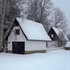 Ferienhaus Biberburg mit Nebengebäude im Winter